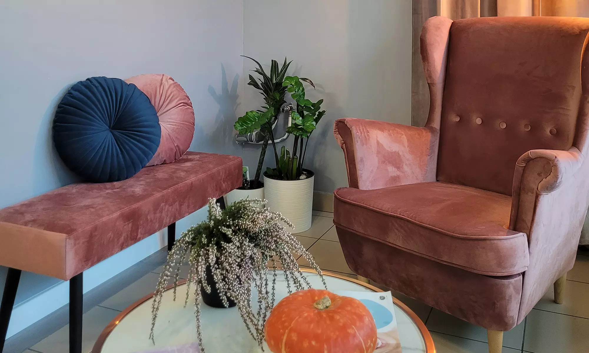 Delikatne oczyszczanie: peeling kawitacyjny z sonoforezą i więcej