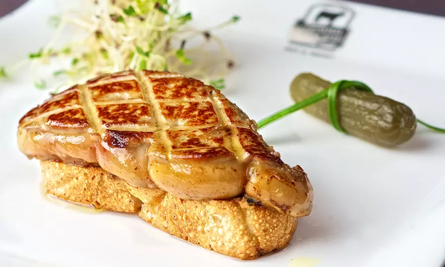 Enjoy a Steakhouse Dinner Experience for 2 or 4 with Gourmet Delights