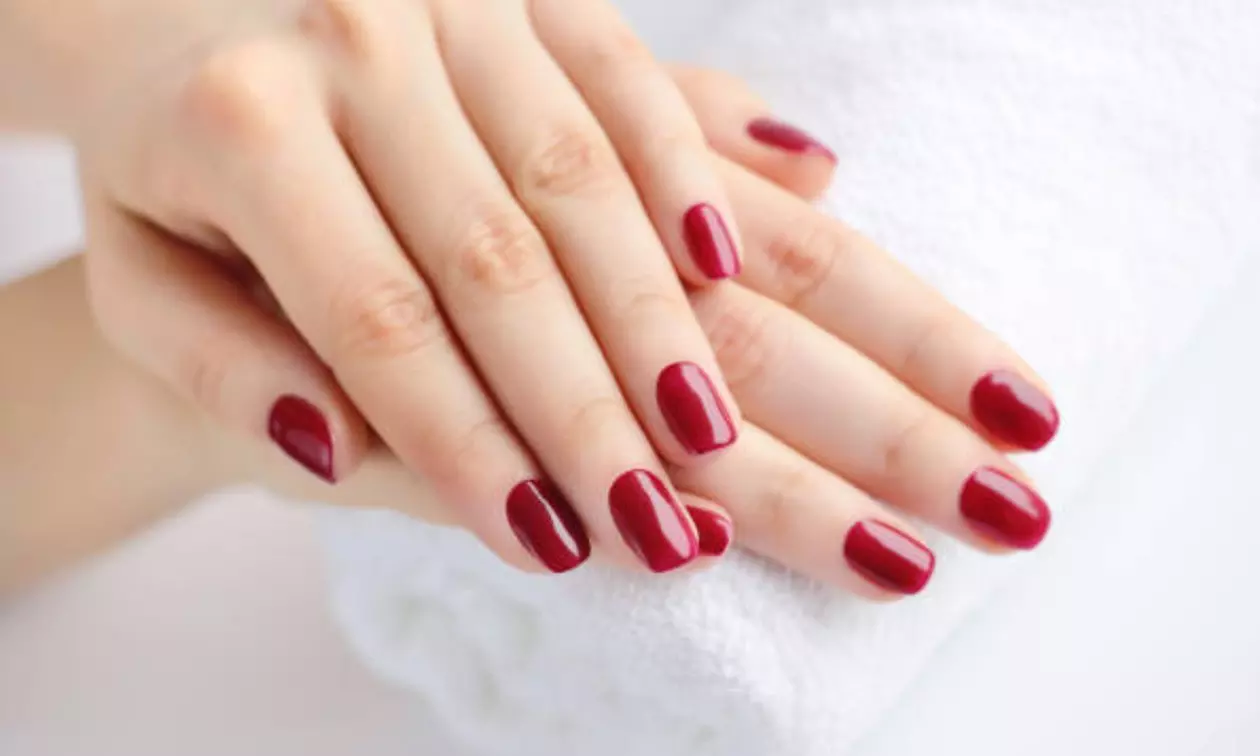 1 o 3 sesiones de pedicura con esmaltado normal o semipermanente