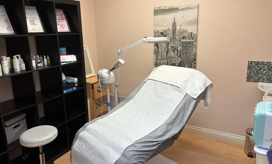 Image 4: Hydrafacial or Facial+LED Light Therapy at Dulci Beauty and Trend