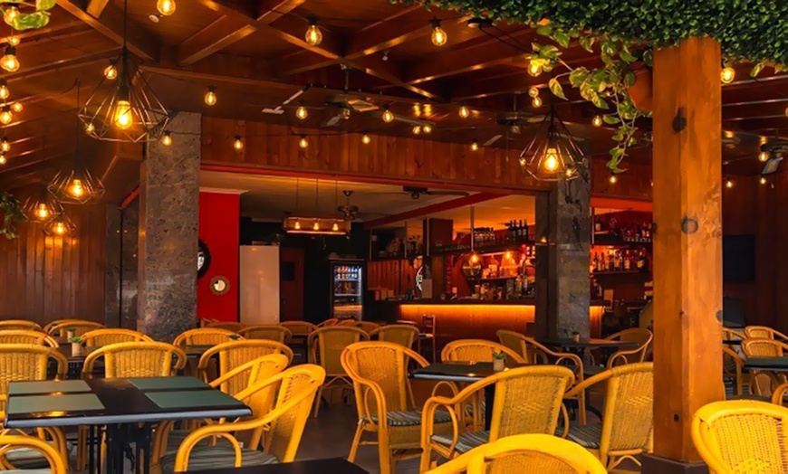 Image 1: Menú con gran variedad de platos y copa de vino para 2 o 4 personas