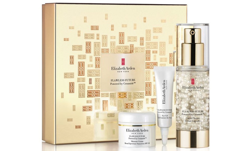 Image 3: Elizabeth Arden Cosmetic Gift Set