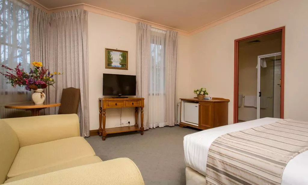 Katoomba: Up to 3-Night 4* Break with Wine and Late Check-Out
