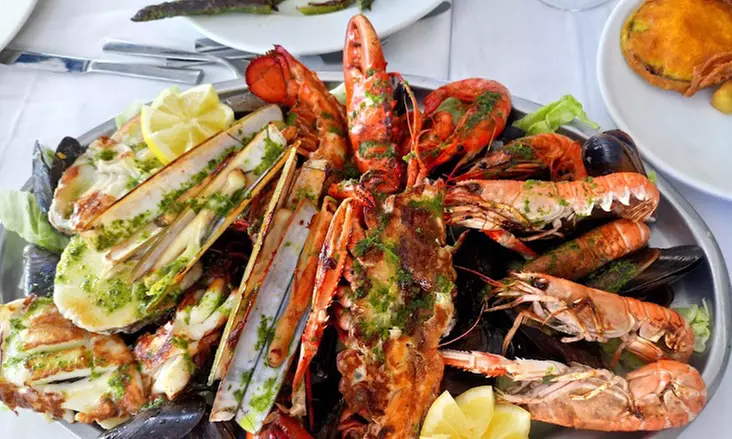 Menú de mariscada o parrillada de carne con entrante, bebida y café