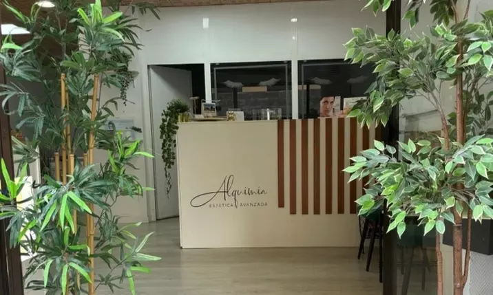 Sesión de microblading de cejas pelo a pelo con diseño y visagismo