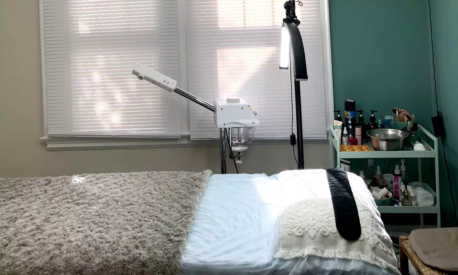 Rejuvenate Your Skin with a Hydra Facial Deluxe/Platinum Treatment!