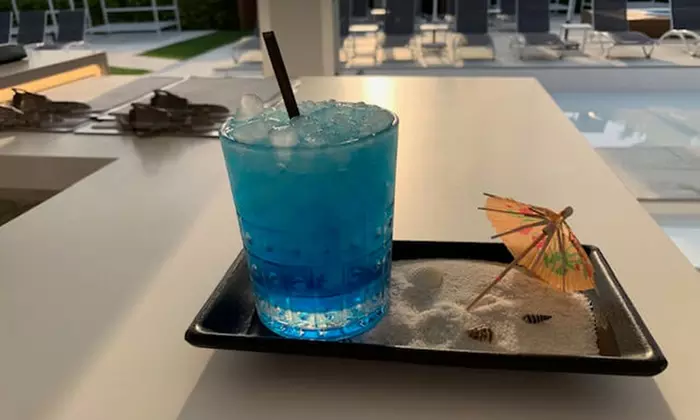 ¡Día de piscina con hamacas y cócteles!