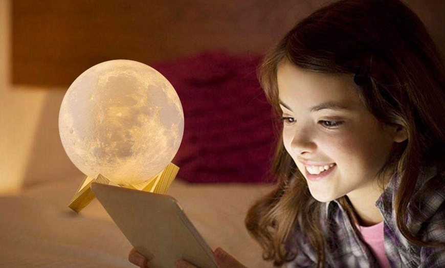 Image 4: 16-Colour Rechargeable Moon Lamp with Remote Control