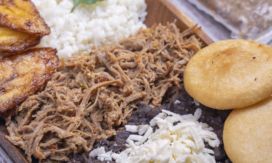 Image 8: Menú venezolano con tequeños y arepas o pabellón en La Churuata