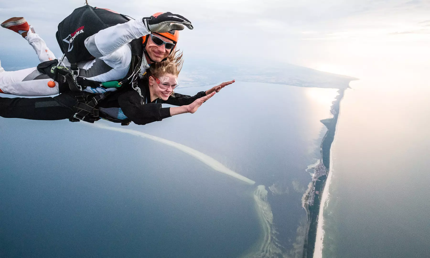 Skok spadochronowy w tandemie z filmem i zdjęciami nad morzem