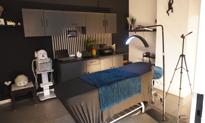 Image 2: Sesión de microblading de cejas pelo a pelo con opción a retoque 