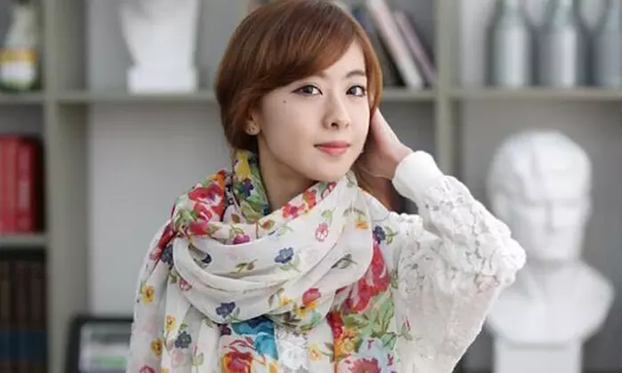 1x oder 2x Schal mit Blumenmuster in der Farbe nach Wahl - Primary Image