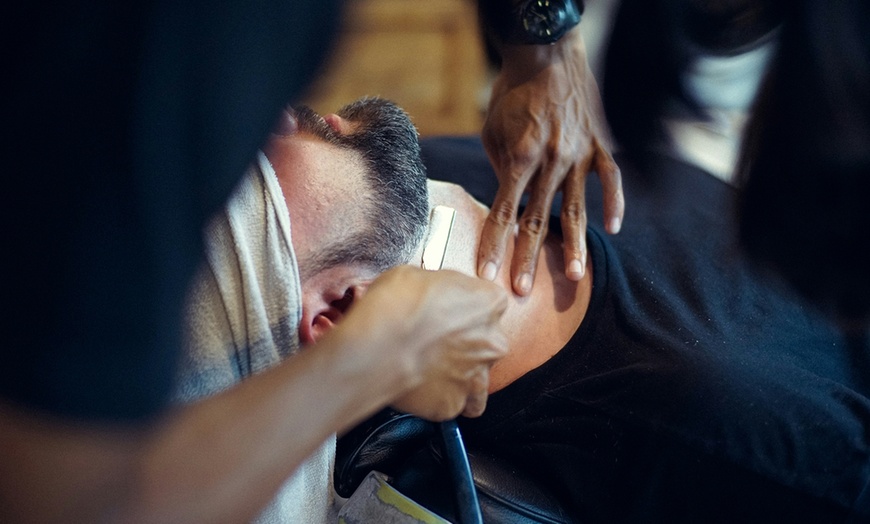 Image 10: 2 o 4 sesiones de peluquería para hombre con corte, lavado y peinado