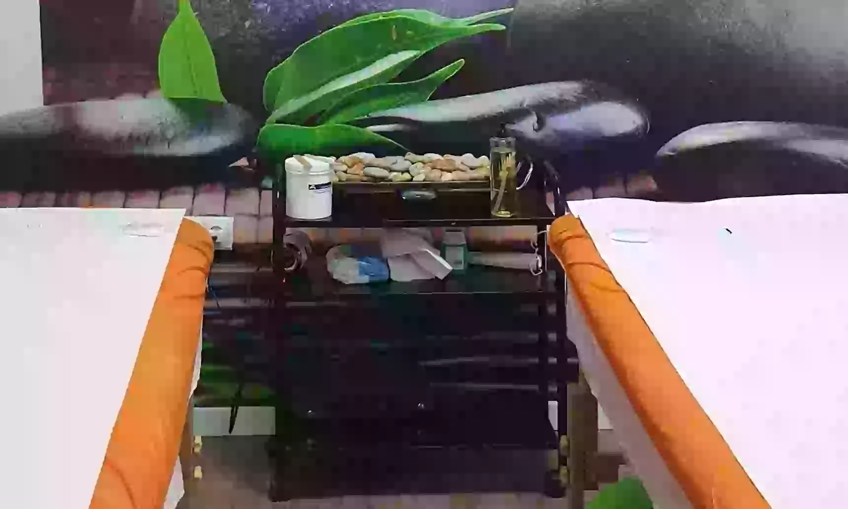 Masaje en pareja con piedras calientes, masaje craneal y aromaterapia