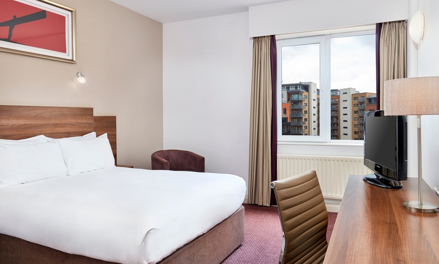 Image 3: Newcastle: 4* Stay with Breakfast and Prosecco