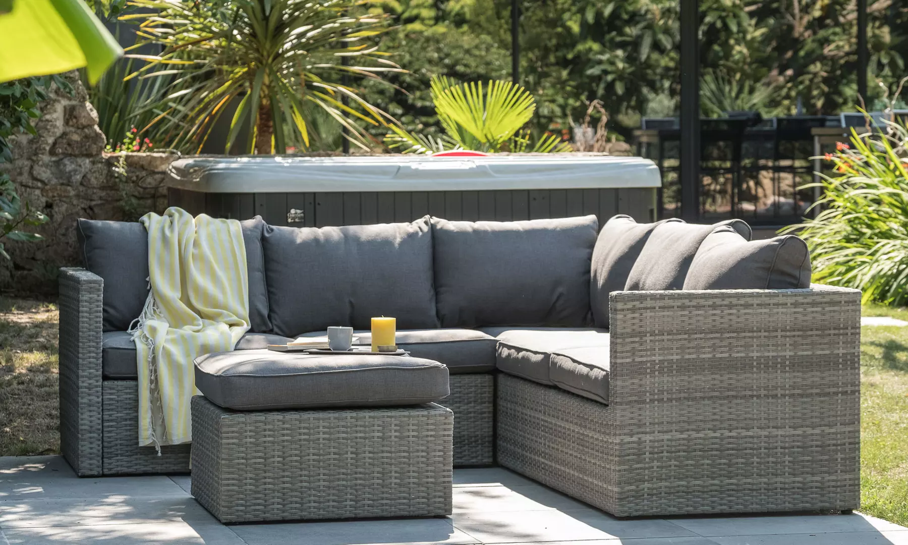 Salon de jardin bas détente Maldives en résine tressée grise, livraison gratuite - Primary Image