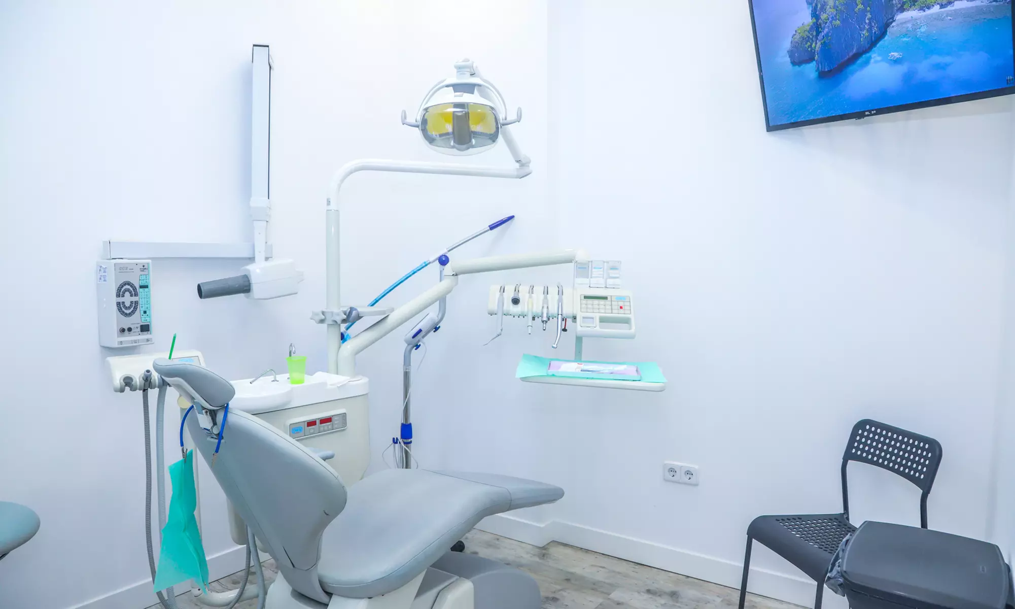 Sonrisa alineada con 1 o 2 retenedores de ortodoncia transparentes