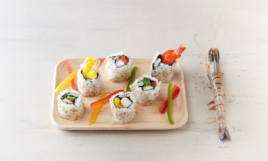 Image 3: Salade japonaise et plateaux de sushis