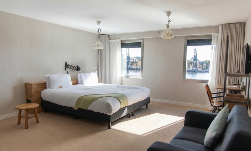 Image 14: London: Waterfront Floating Hotel Stay for 2