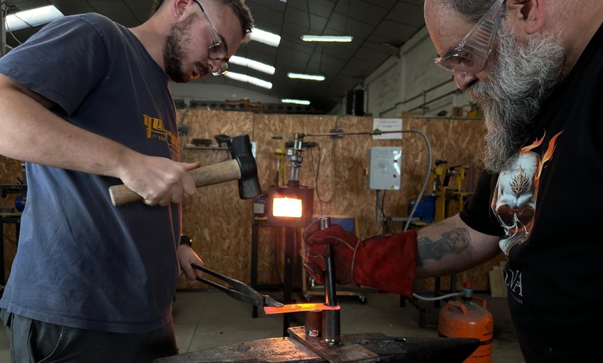 Image 2: Curso de forja: crea tu propio cuchillo en 3 horas
