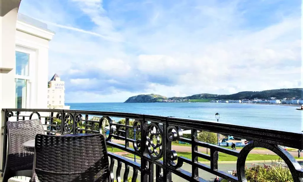 Llandudno Getaway: Seaside Boutique Stay with Sea Views
