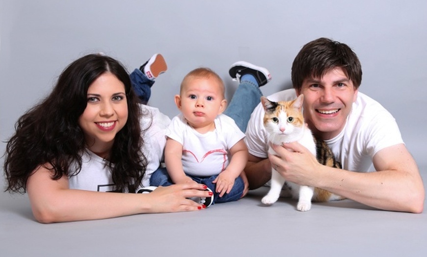 Image 1: Family Photoshoot With Prints