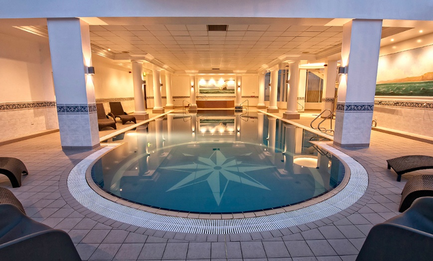 Image 7: Hampshire: 4* Stay with Spa Access