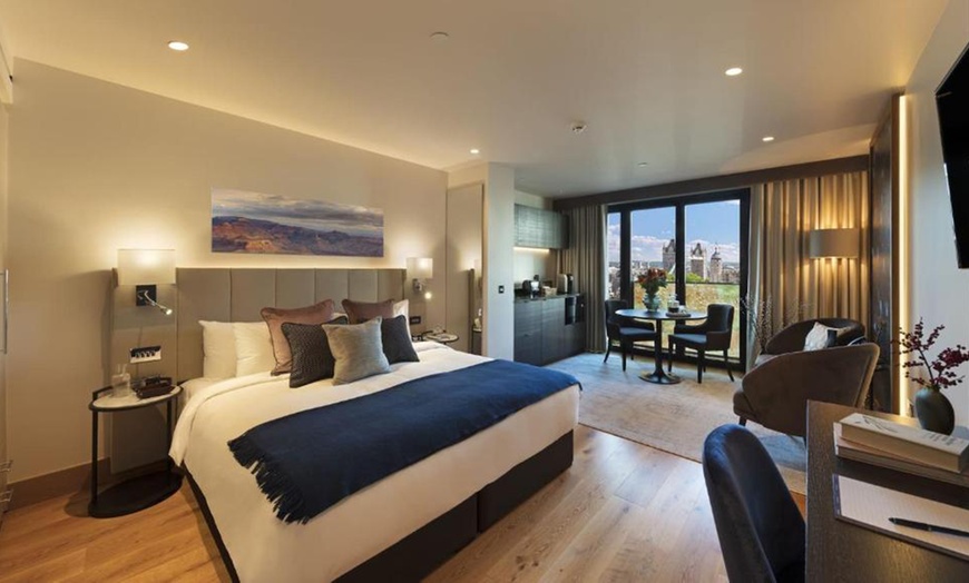 Image 3: London: 5* Superior Studio Stay with Breakfast