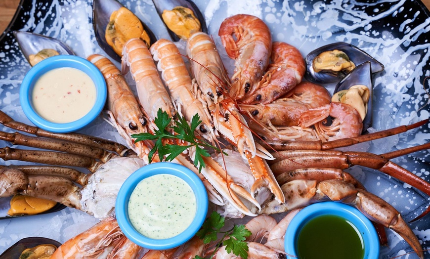 Image 1: Menú de mariscada para dos con botella de vino en el centro de Málaga