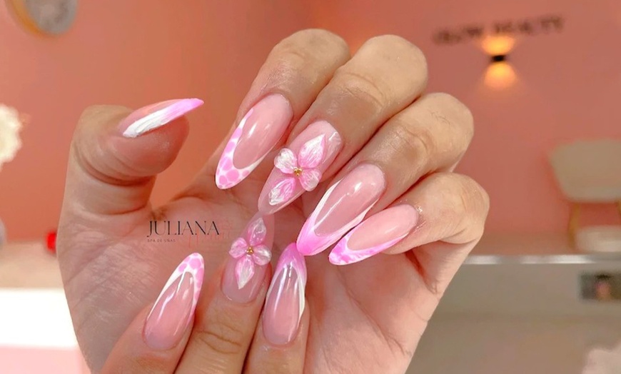 Image 8: Sesión de manicura y/o pedicura con esmaltado normal o semipermanente