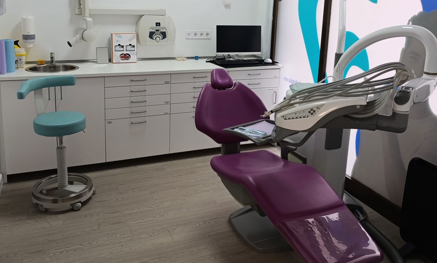 Image 2: Protege tu sonrisa con una férula de descarga semirrígida o Michigan