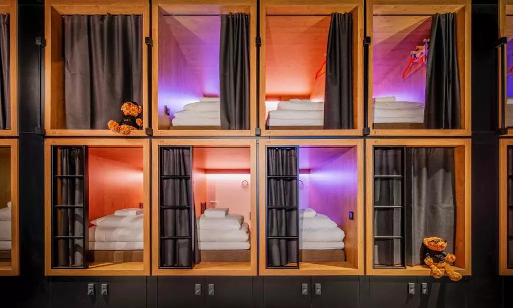 Amsterdam: tweepersoonskamer of pod met ontbijt