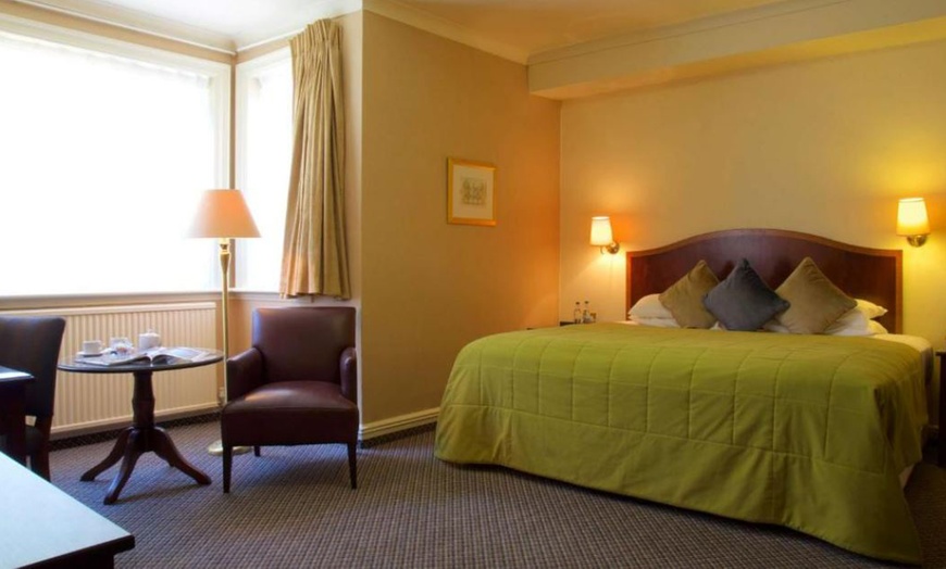 Image 3: Bournemouth: Standard Double Room with Breakfast