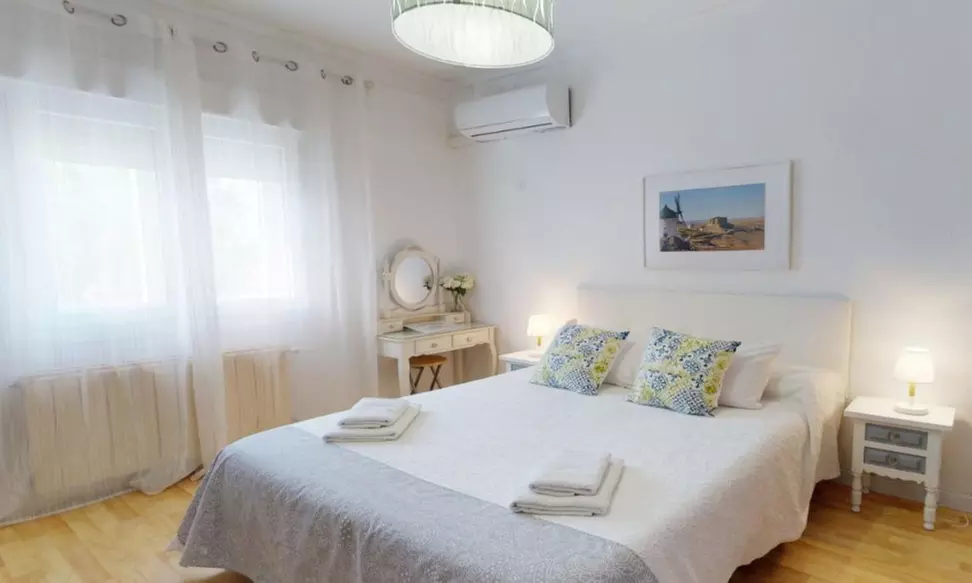 Toledo: 1 o 2 noches con visita a molinos de viento en descapotable