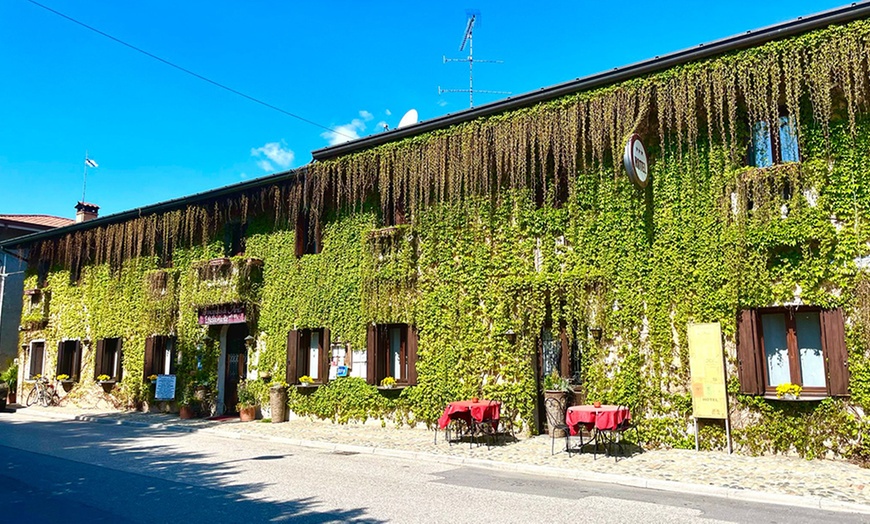 Image 2: Udine: camera matrimoniale con calice di benvenuto e sconto ristorante