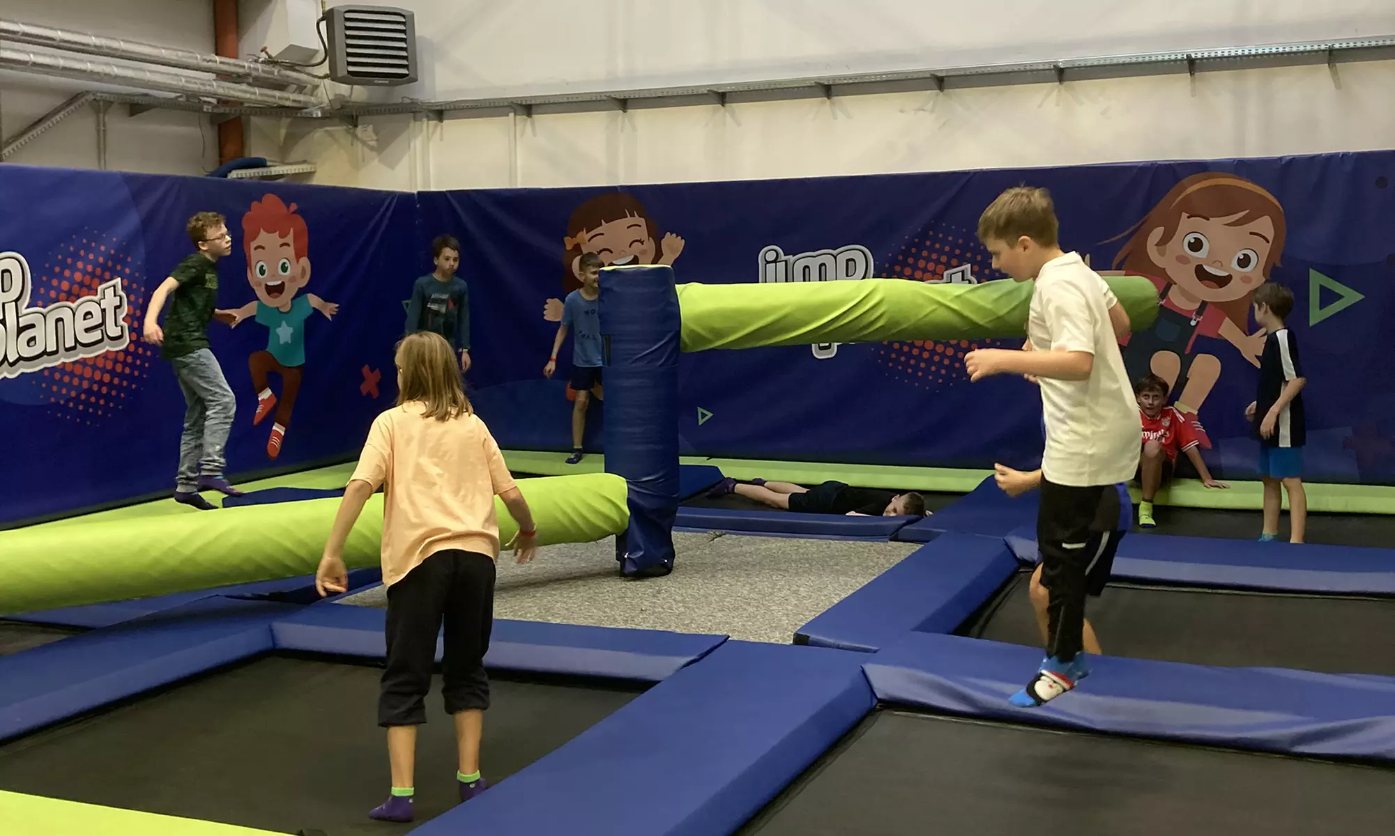 Zapomnij o grawitacji! Wskocz w świat zabawy w 4 parkach trampolin