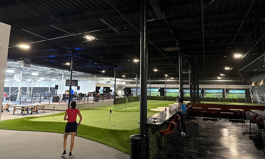 Image 4: 2,3 or 4-Hrs Indoor Golf Fun for Up to 6 People - Before or After 4 PM