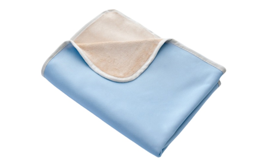 Image 3: Double-Sided Lightweight Cooling Blanket