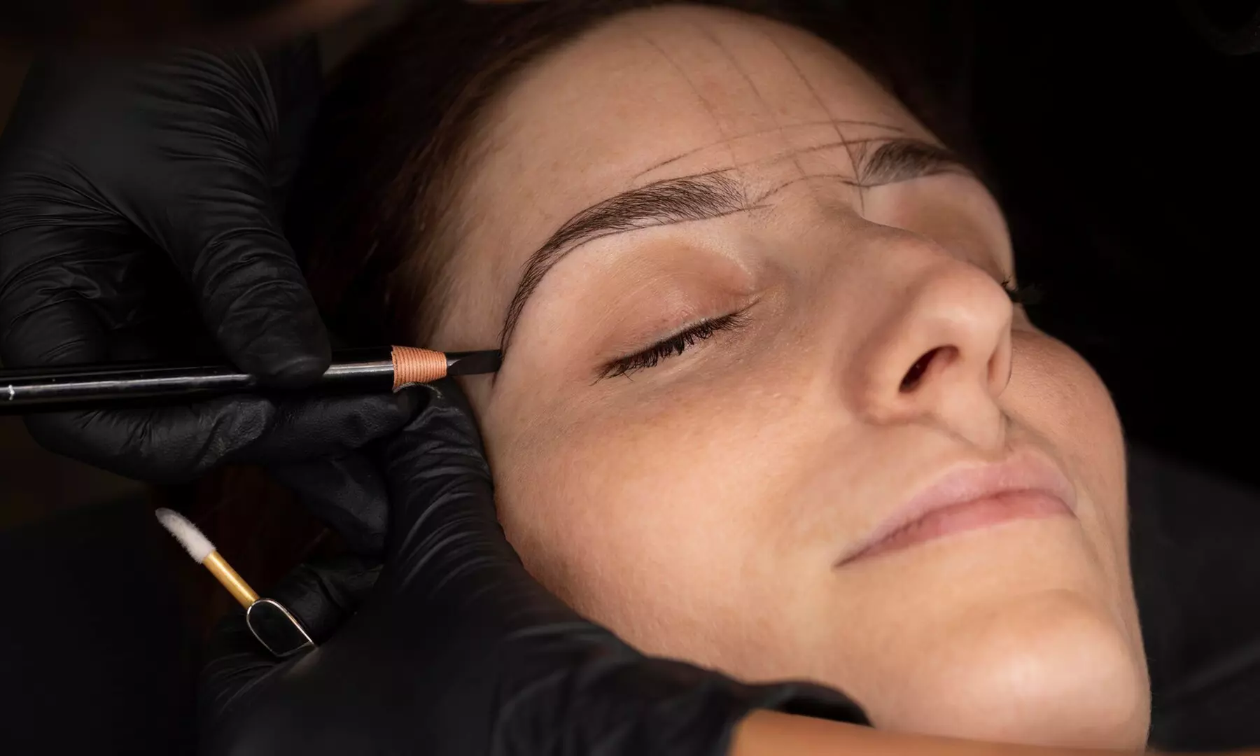 Sesión de microblading con diseño y depilación de cejas en Andrea Valencia Studio - Primary Image