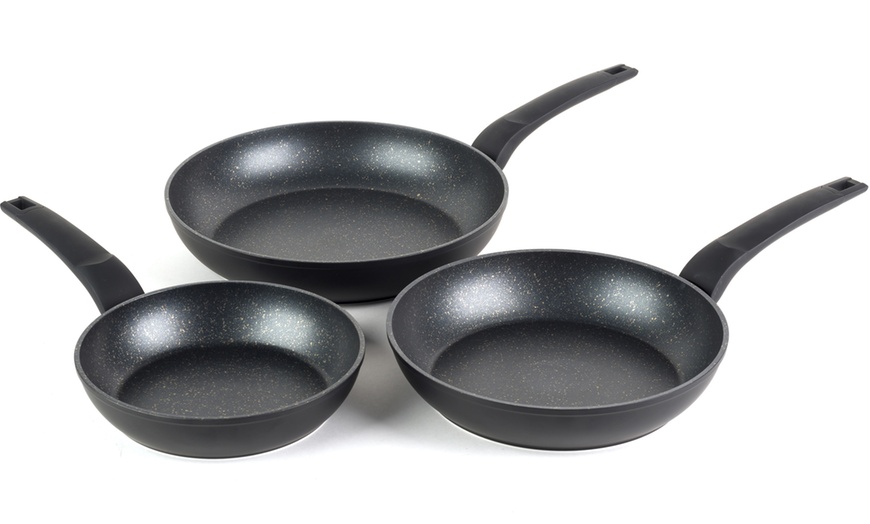 Image 2: Salter Three-Piece Marble Gold Non-Stick Fry Pan Set