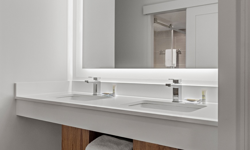 Image 13: Modern Stay with Easy Access to NYC