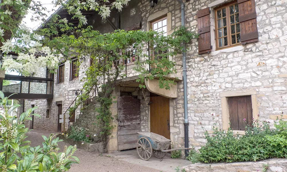 Bourgogne: Chambre Double vue Saône avec petit-déjeuner et dîner en option pour 2 à l'Hotel La Vieille Ferme - Primary Image