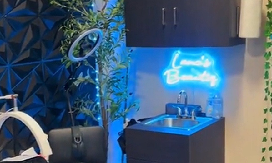 Image 12: 180-Min Classic, 210-Min Hybrid, or 180-Min Volume Lashes Extensions