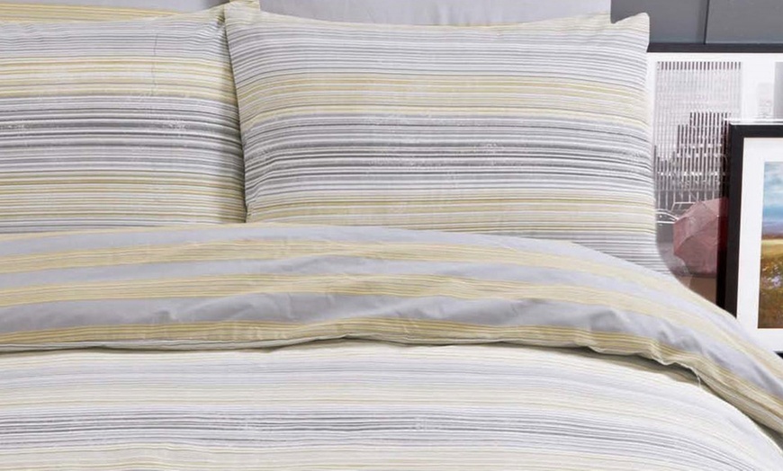 Image 9: Stripes Reversible Duvet Set