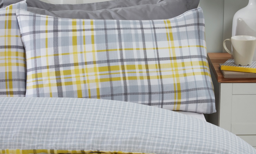 Image 11: Check Reversible Duvet Set 
