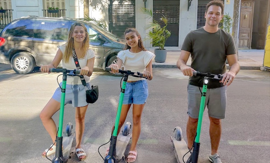 Image 3: Descubre la ciudad con scooters y e-bikes en alquiler por 3 horas