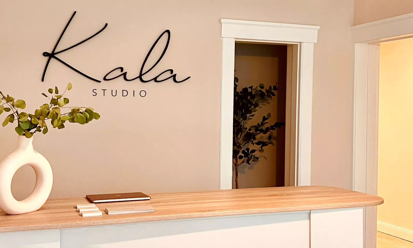 Powder Brows-Behandlung, optional mit Nachbehandlung, bei Kala Studio