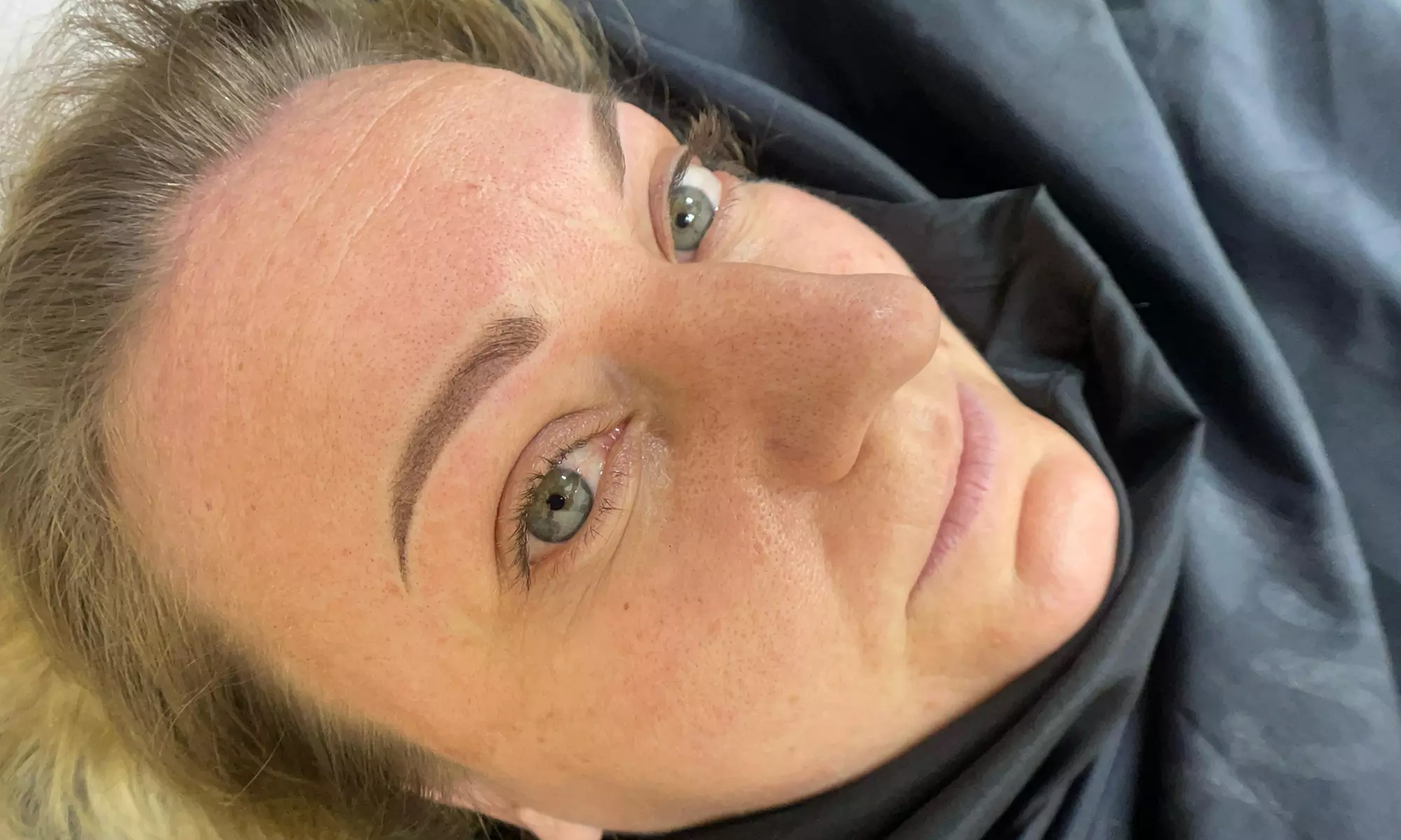 Luce unas cejas perfectas con tratamientos de microblading para 1