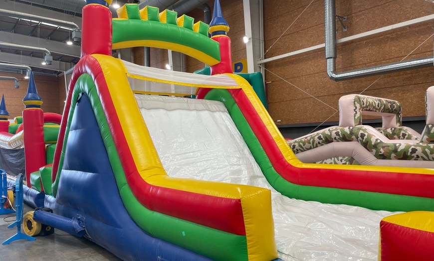 Image 11: Entrada al circuito de hinchables Crazy Warriors con opción de comida