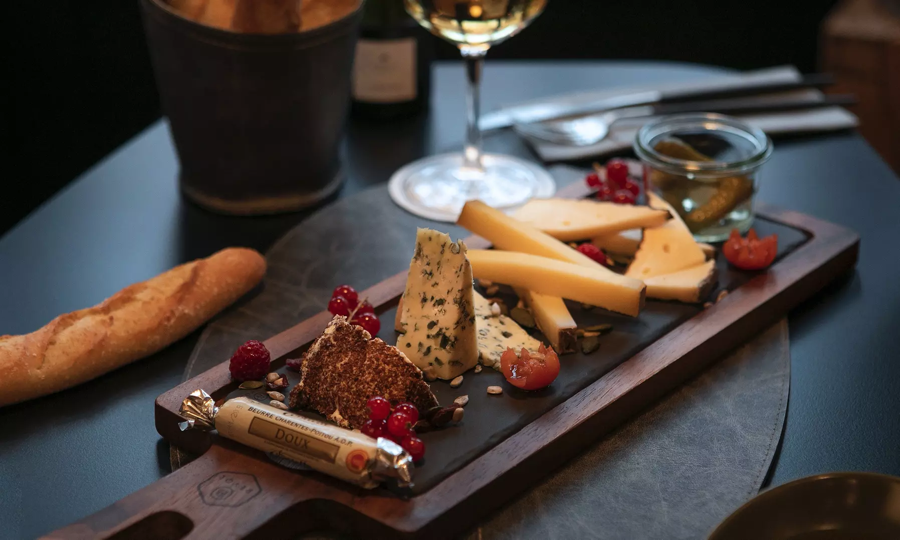 Dégustation à deux : apéro gourmand ou repas raffiné avec verre de vin